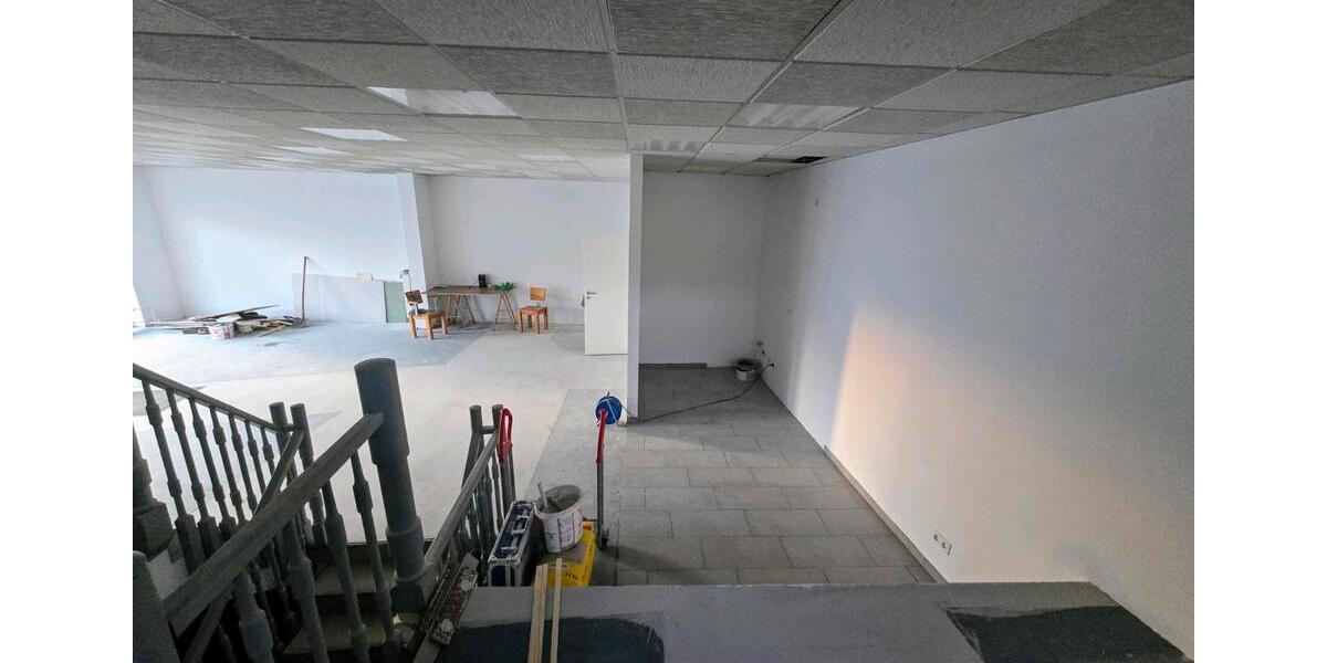 Büro, Frisör oder Massagesalon mit Lagerfläche zimmer