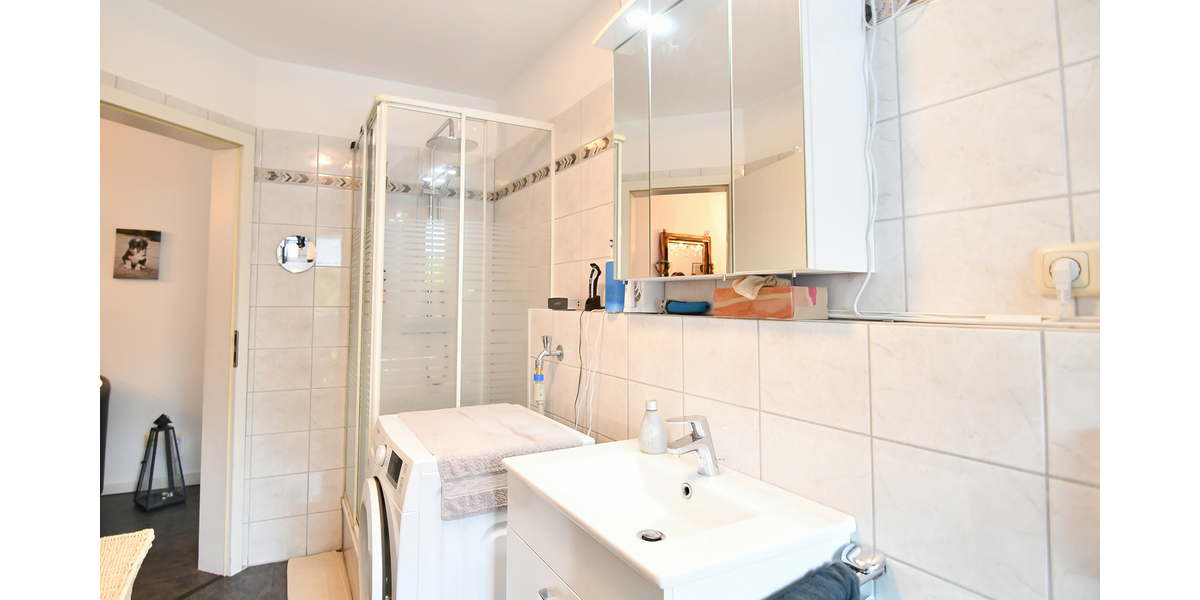 Schöne Wohnung mit 1a Infrastruktur + 2 TG Plätze 3 zimmer