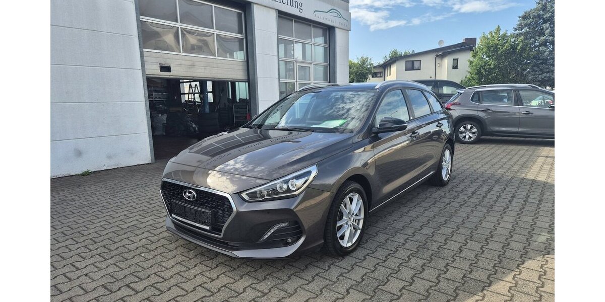 Hyundai i30 YES! Plus Navigation, Panoramadach, LED, Sport 89.202 km 12.890 &euro; Rodgau 63110