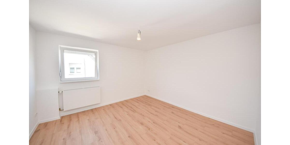 DIETZ: SANIERTE 4-Zimmer-Wohnung - 1. Obergeschoss im 2-Familienhaus! 12 Garage + 2 PKW-Außenplätze zimmer