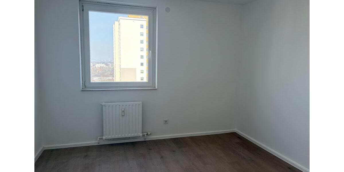 Erstbezug nach Sanierung: 4 Zi. Luxus-Wohnung im 11. OG Balkon 4 zimmer