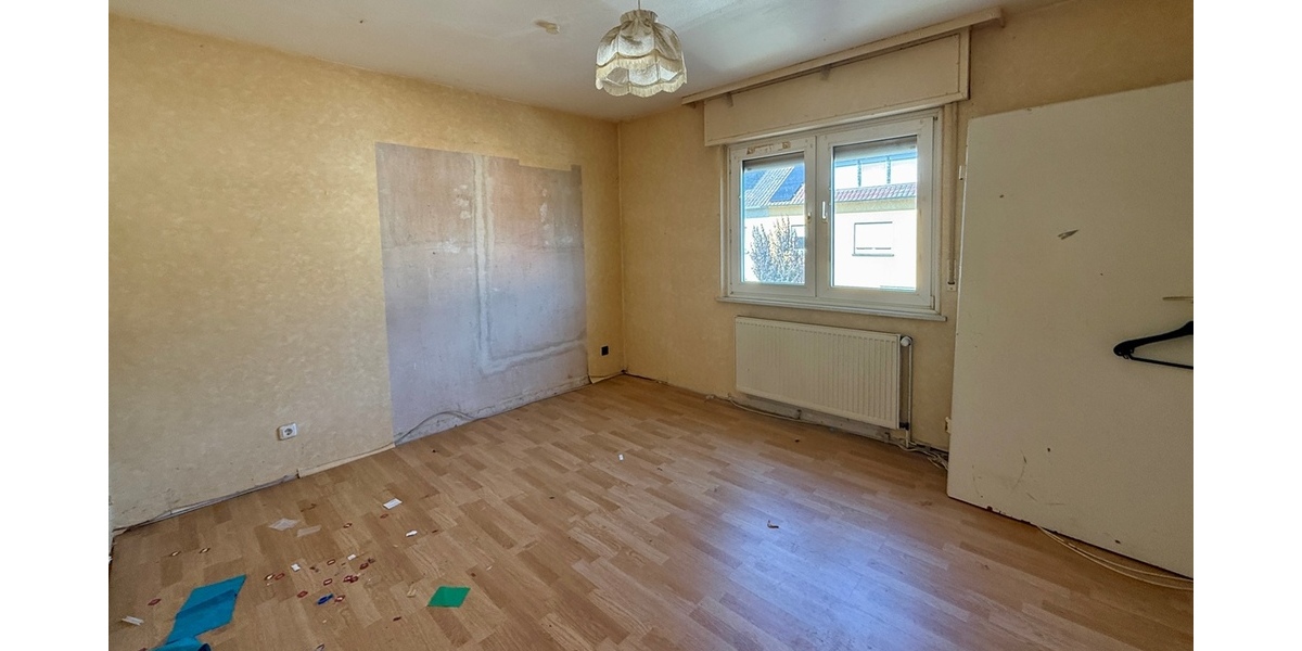 Modernisierungsbedürftige Doppelhaushälfte mit zwei Wohneinheiten und großem Grundstück in Dreieich-Sprendlingen! - Doppelhaushälfte Dreieich | Angebot:27053365