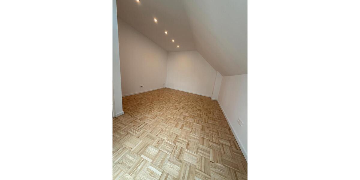 Dachgeschoßwohnung Oberursel (Taunus) - 4 Zimmer, 100 m&sup2;, 1.100&euro; | Angebot:26416269