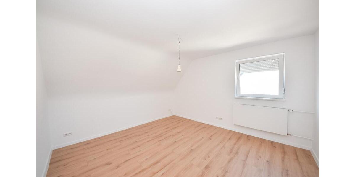 DIETZ: SANIERTE 4-Zimmer-Wohnung - 1. Obergeschoss im 2-Familienhaus! 12 Garage + 2 PKW-Außenplätze zimmer