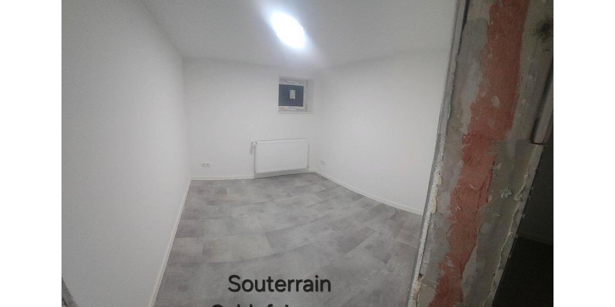 2½ Zimmer Souterrainwohnung Frisch kernsaniert Parkplatz Garten 2.5 zimmer