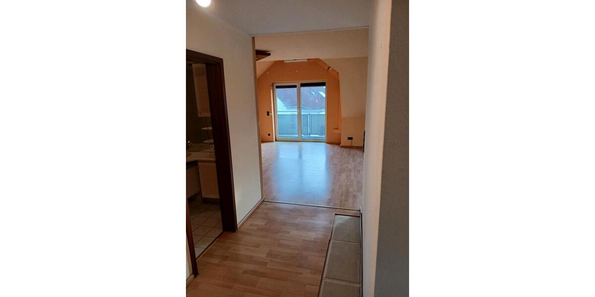 3 Zimmer DG- Wohnung mit Balkon, Garage & Klimaanlage. 3 zimmer