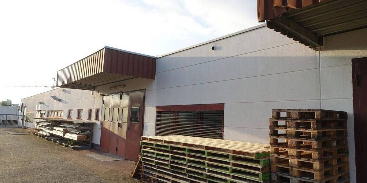 Grundstück (3.383 m²) mit Produktionshalle (900 m²) und Bürogebäude (590 m²) zimmer