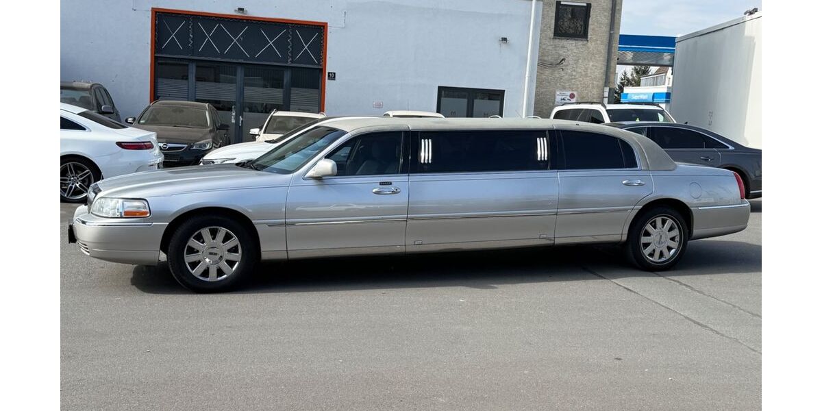 Lincoln Town Car 142.000 km 12.999 &euro; Frankfurt am Main 60314