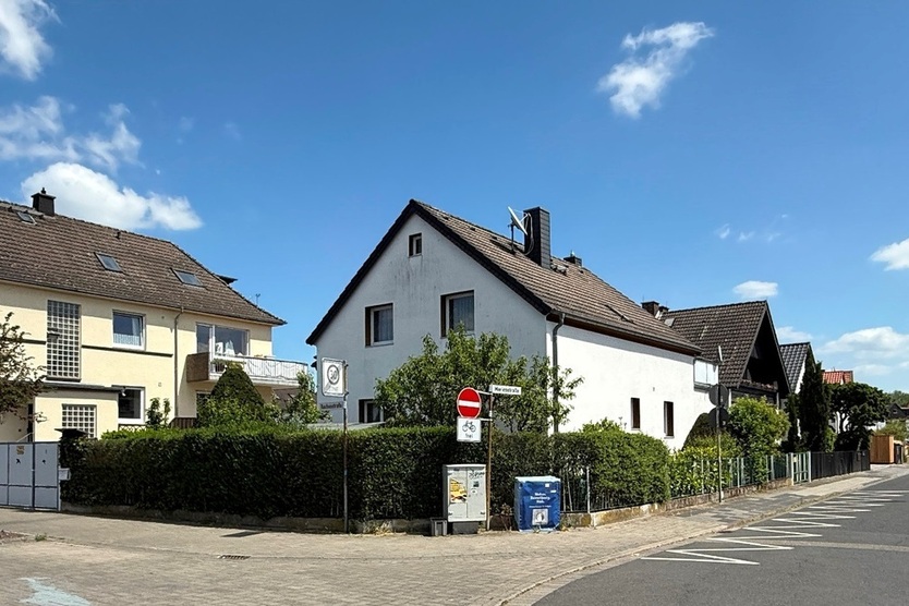 Ein- bis Zweifamilienhaus in Rodgau-Hainhausen – Zwei Wohneinheiten, gepflegter Garten & Nähe zur S-Bahn