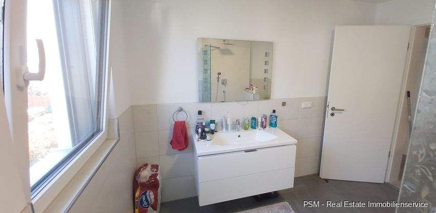 *Gehobenes und modernes Niedrigenergie Reiheneckhaus mit Terrasse und Garten in bevorzugter Lage* 6 zimmer