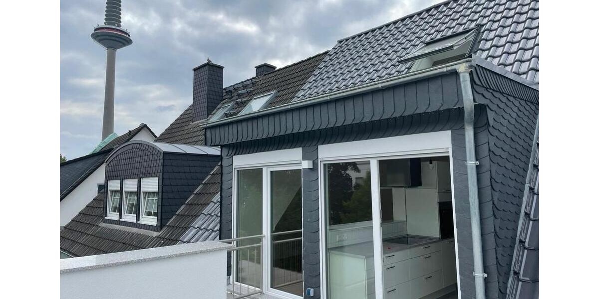 Sanierte Dachgeschosswohnung mit großer Terrasse und EBK 3 zimmer