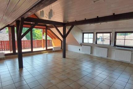 Helle 3 Zimmer Dachgeschosswohnung mit Balkon ab 01.04, 100m2 3 zimmer