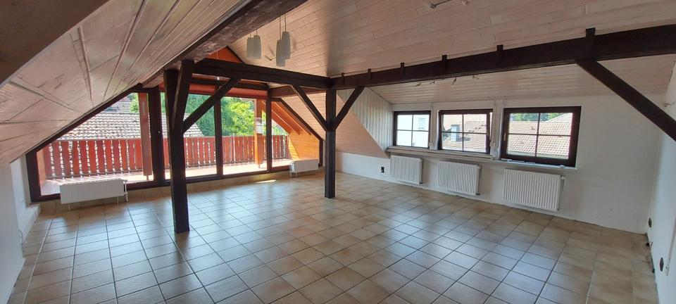 Helle 3 Zimmer Dachgeschosswohnung mit Balkon ab 01.04, 100m2 3 zimmer