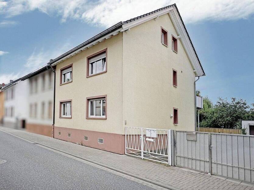 Charmantes Zweifamilienhaus mit Maisonetteausbau in ruhiger Lage!