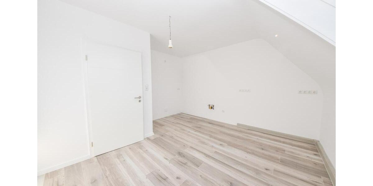 DIETZ: SANIERTE 4-Zimmer-Wohnung - 1. Obergeschoss im 2-Familienhaus! 12 Garage + 2 PKW-Außenplätze zimmer