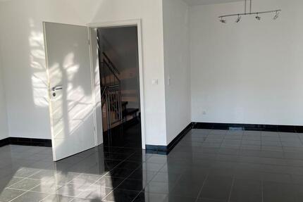 Haus Hofheim am Taunus - 7 Zimmer, 160 m&sup2;, 3.500&euro; | Angebot:25282043