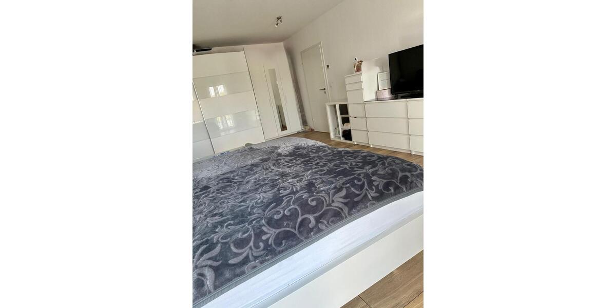 Provisionsfreie Exkl.Wohnung mit edler Ausstattung im 3Familienha 4 zimmer