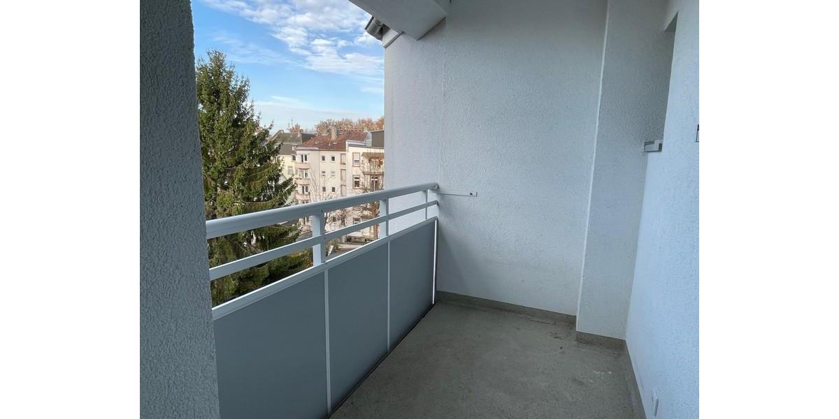 Frisch saniert: Großzügige 1-Zimmerwohnung mit Balkon 1 zimmer