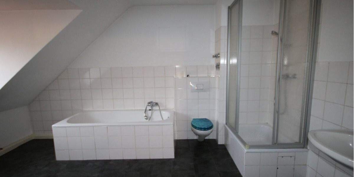 Gemütliche, renovierte 2-DG Wohnung in Eschborn + EBK 2 zimmer